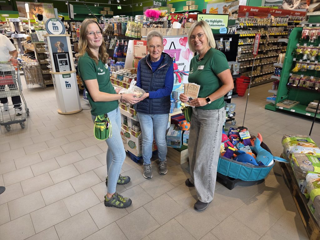 Volle Spendendose und viele Sach- und Futterspenden beim Fressnapf am Frankfurter Weg